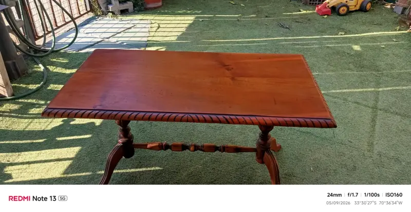 Mesa de madera estilo clásico