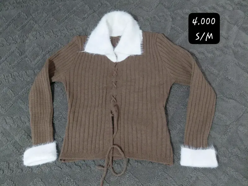 Chaleco de punto marrón con cuello blanco - 1