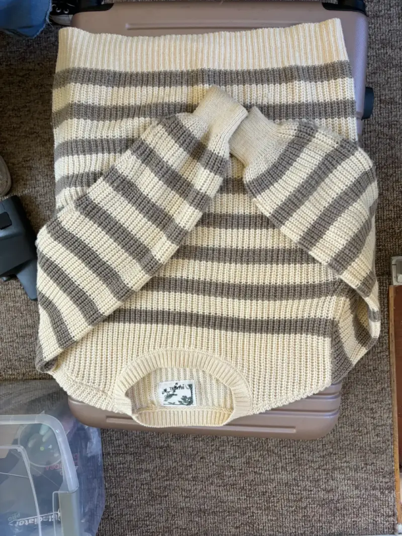 Suéter de rayas beige y gris para hombre