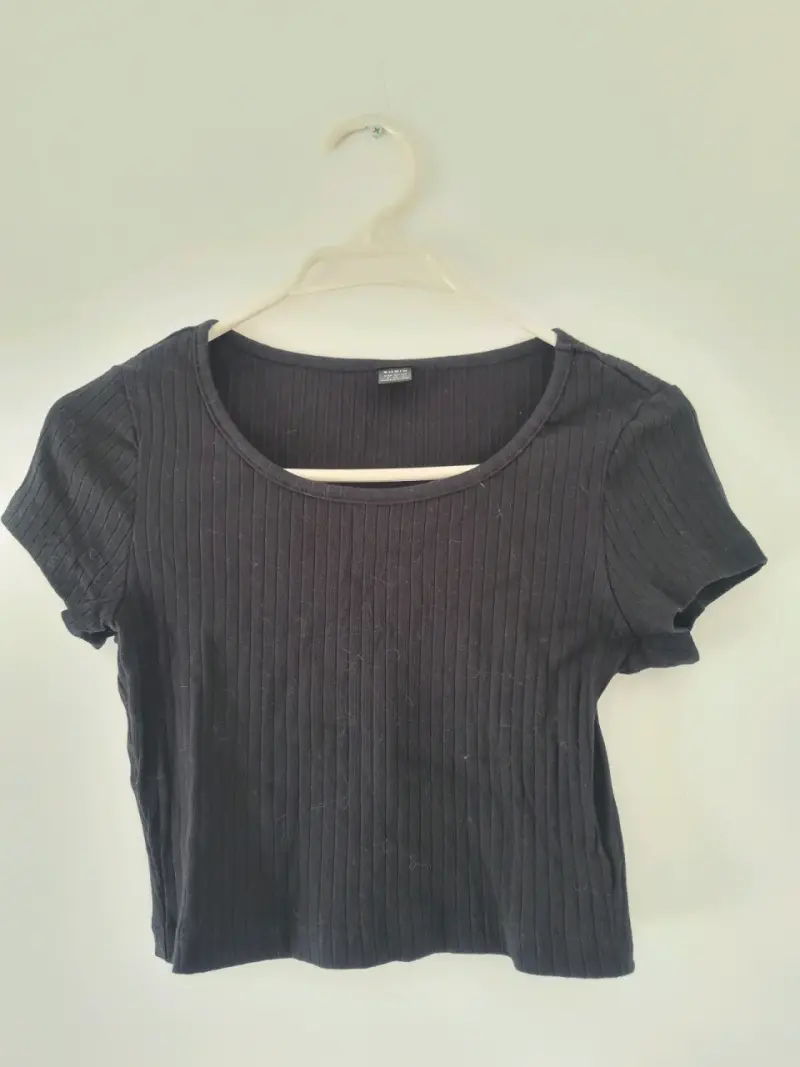 Polera negra con diseño acanalado talla s