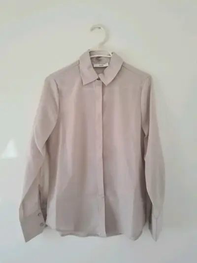 Blusa beige de mujer con botones - miniatura 1