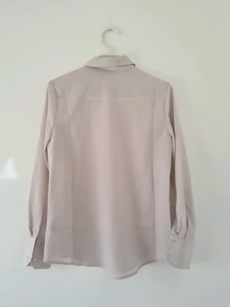 Blusa beige de mujer con botones - 2