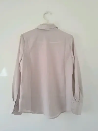 Blusa beige de mujer con botones - miniatura 2