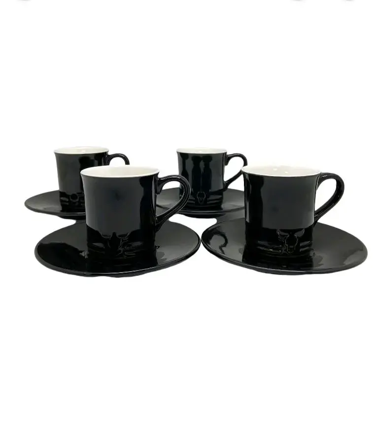 Juego de tazas de café negro con platos wayu