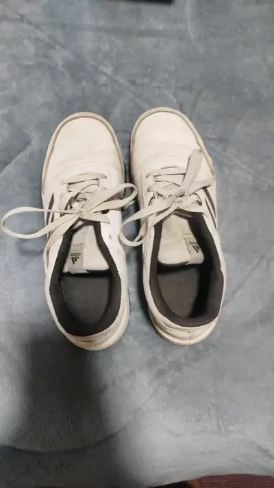Zapatillas deportivas Adidas blancas poco usadas - miniatura 2