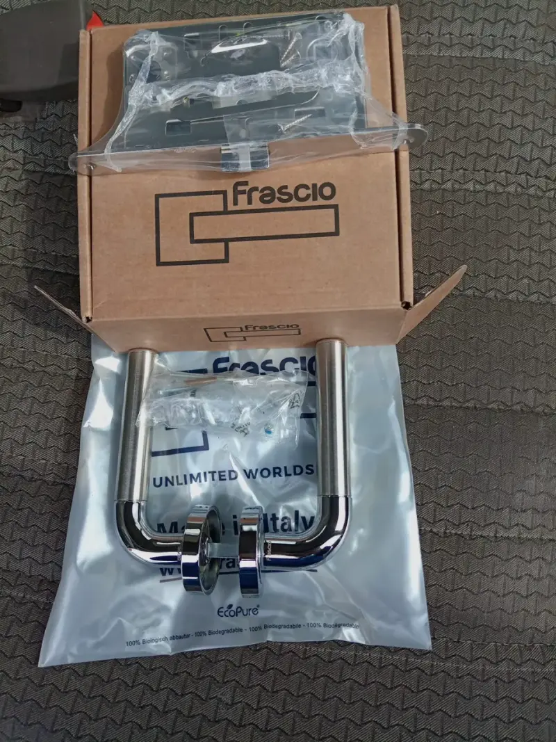 Par de manillas Frascio cromadas para puerta - 1