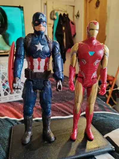 Figuras de acción Capitán América e Iron Man - miniatura 1