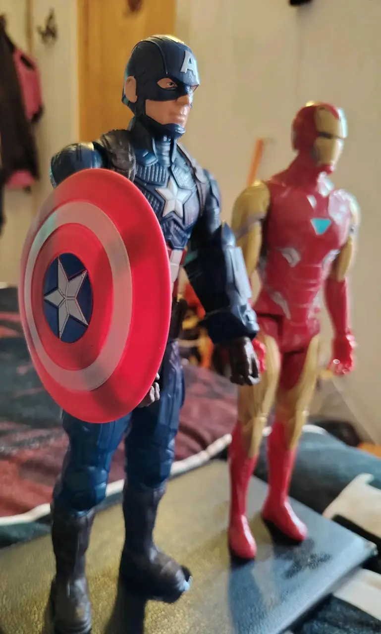 Figuras de acción Capitán América e Iron Man - 2