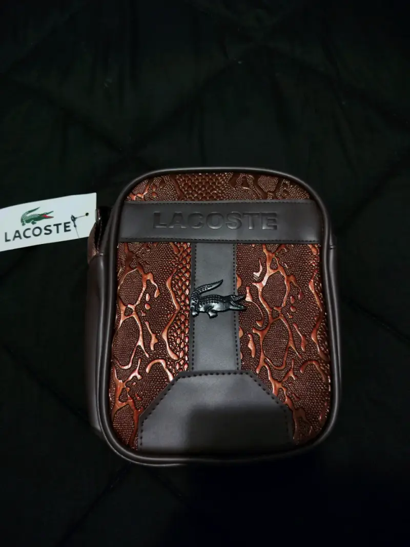Bolso Lacoste marrón con diseño
