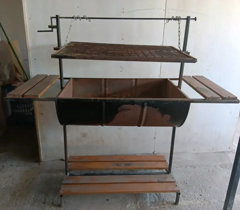 Parrilla de acero con estantes de madera