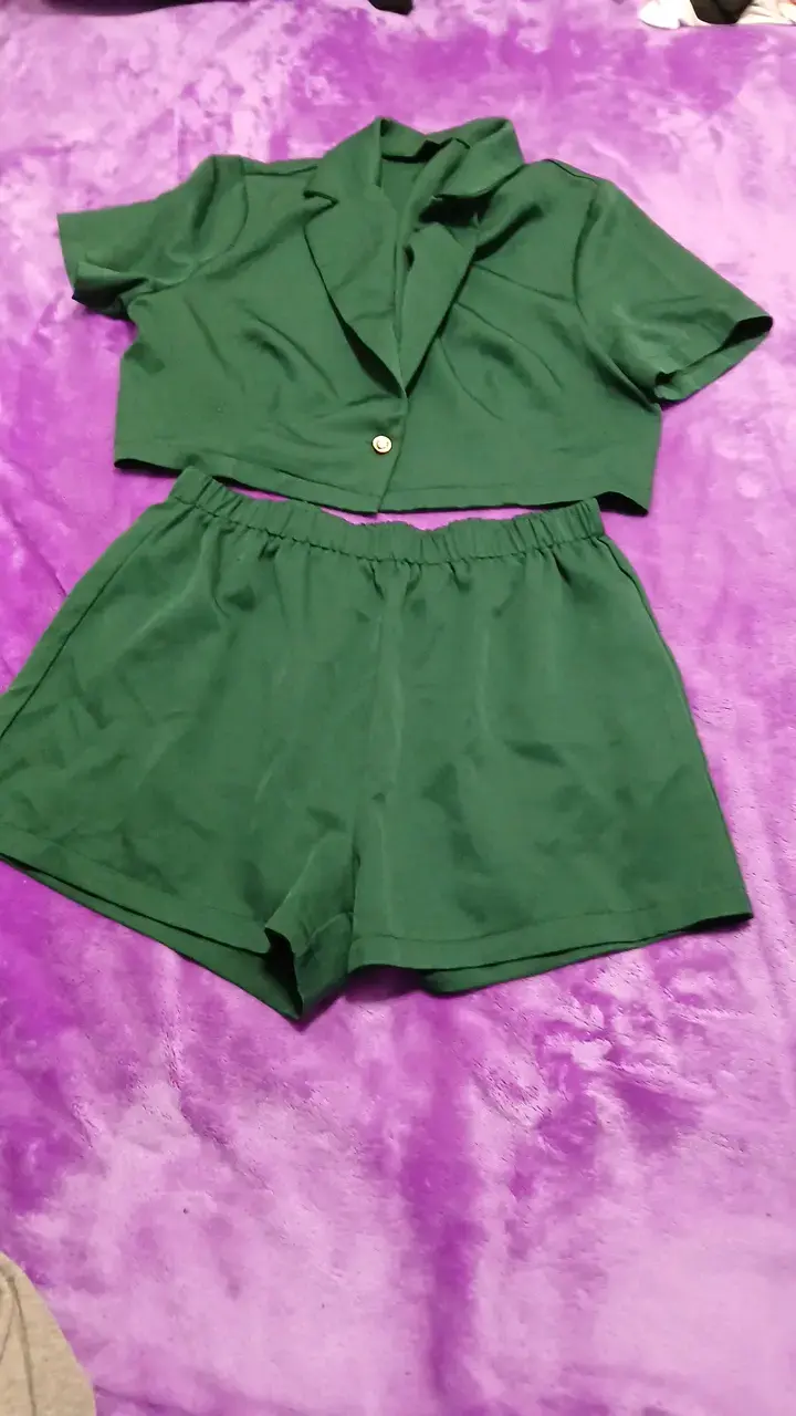 Conjunto verde de dos piezas para mujer - 1