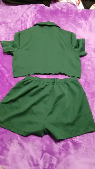 Conjunto verde de dos piezas para mujer - miniatura 2