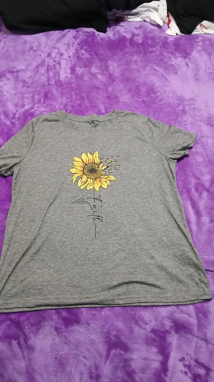 Polera gris con diseño de girasol - 1
