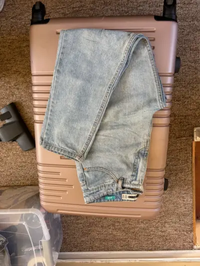Jeans de mezclilla azul claro para hombre - miniatura 1