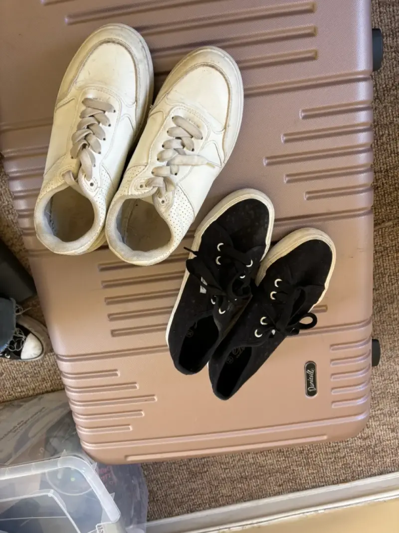 Zapatillas casuales blancas y negras para mujer - 1