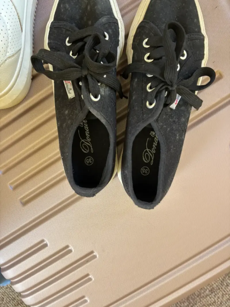 Zapatillas casuales blancas y negras para mujer - 2