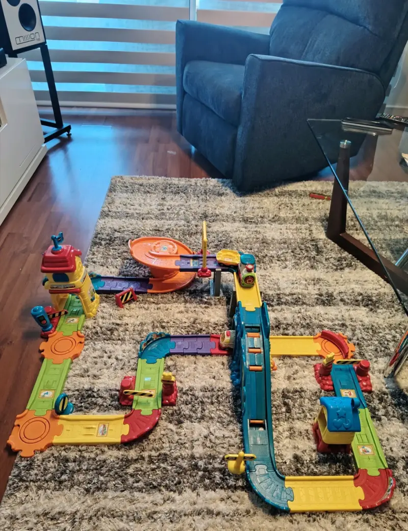 Pista de tren interactiva para niños con accesorios - 1