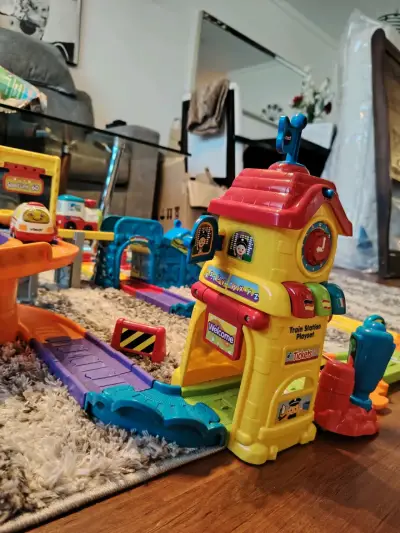 Pista de tren interactiva para niños con accesorios - miniatura 2