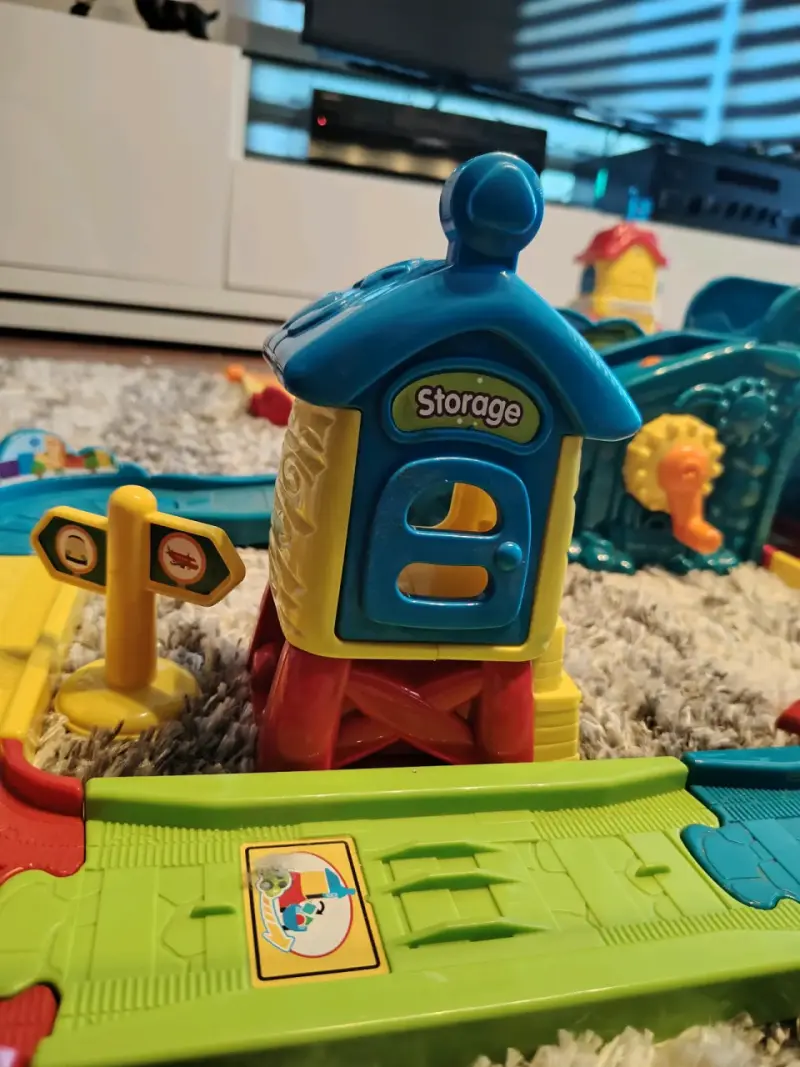 Pista de tren interactiva para niños con accesorios - 3