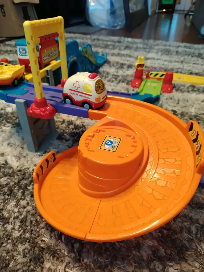 Pista de tren interactiva para niños con accesorios - 4