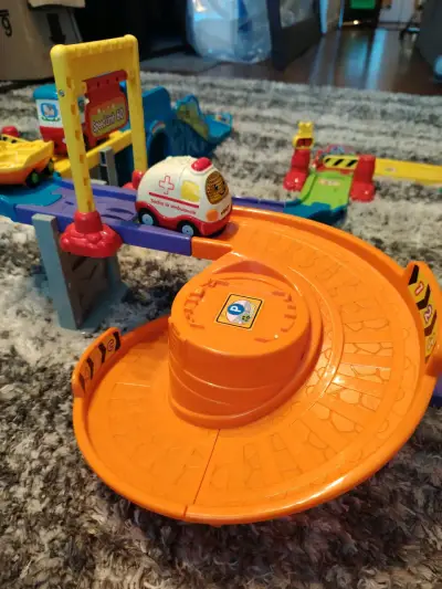 Pista de tren interactiva para niños con accesorios - miniatura 4