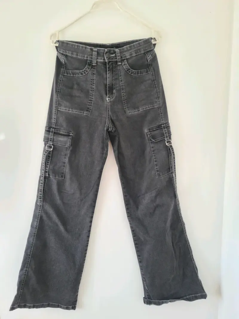 Pantalones cargo gris oscuro con bolsillos - 1
