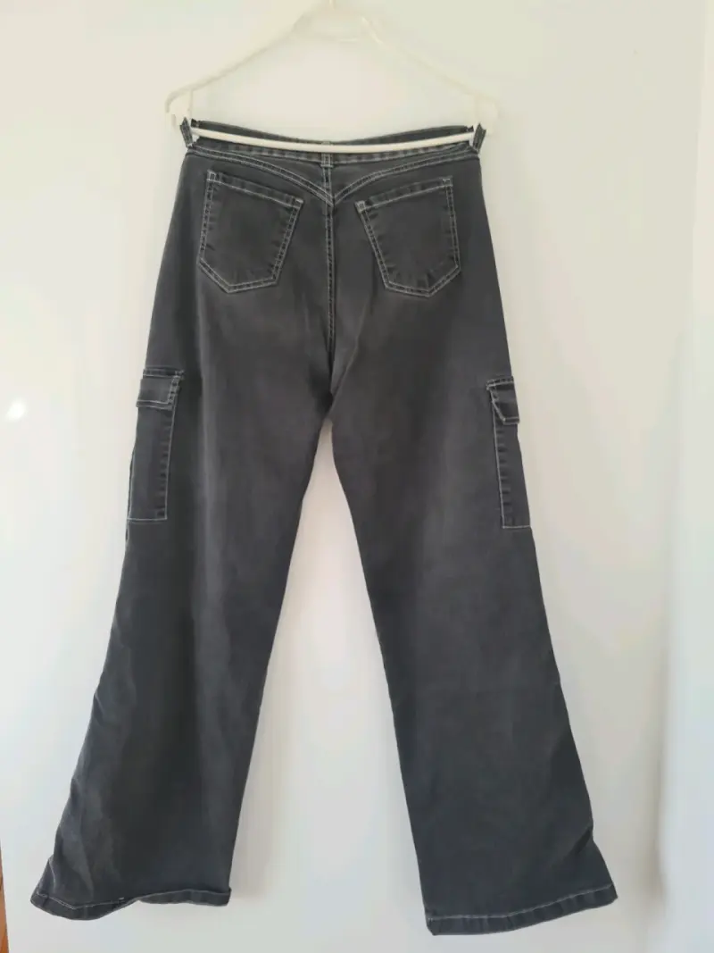 Pantalones cargo gris oscuro con bolsillos - 2