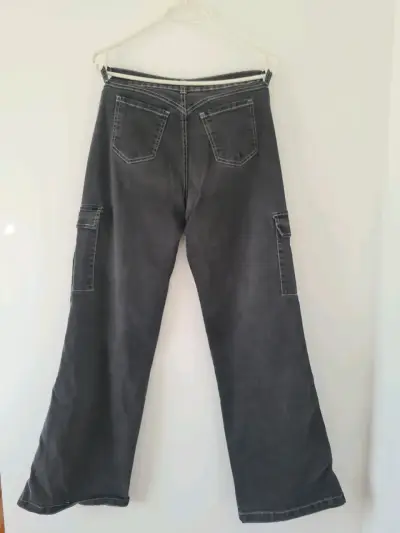 Pantalones cargo gris oscuro con bolsillos - miniatura 2