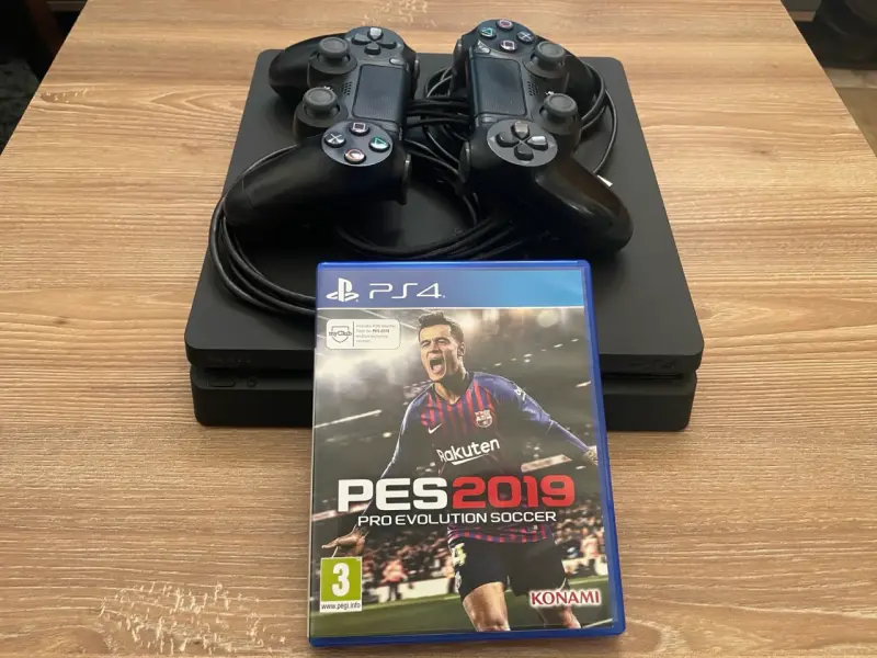 Consola PS4 con dos controles y PES 2019 - 3