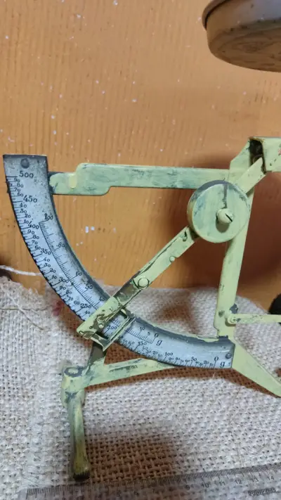 Balanza antigua de metal - miniatura 2