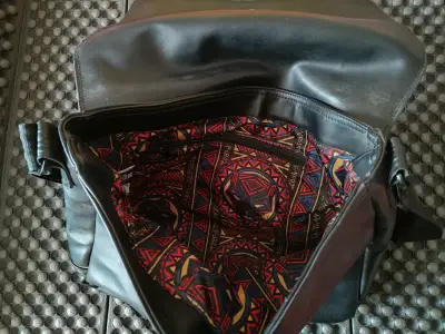 Bolso bandolera Black Panther de edición limitada - miniatura 3
