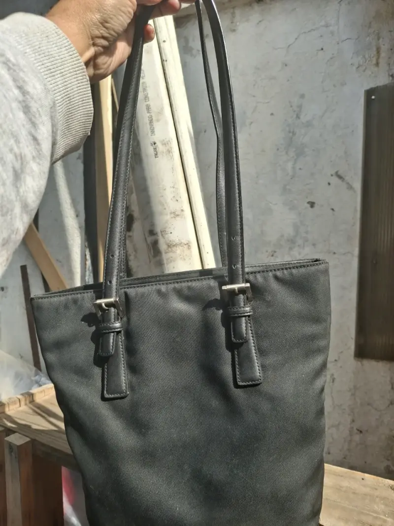 Bolso de mano negro Coach elegante - 2