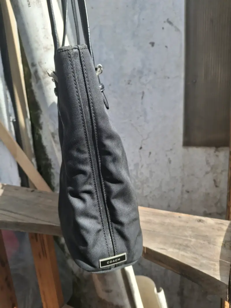 Bolso de mano negro Coach elegante - 3