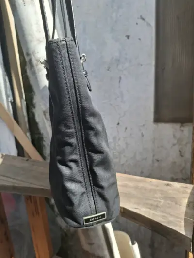 Bolso de mano negro Coach elegante - miniatura 3