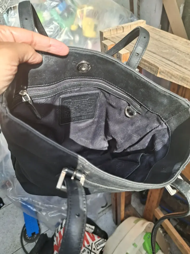 Bolso de mano negro Coach elegante - 5