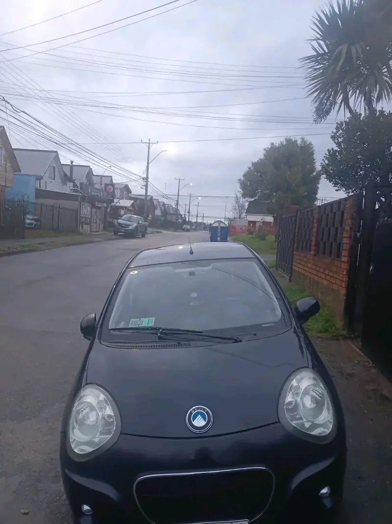 Auto compacto negro en buen estado - 1