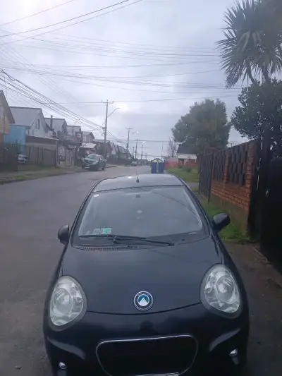 Auto compacto negro en buen estado - miniatura 1