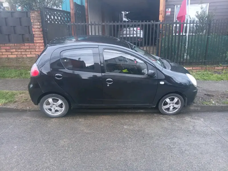 Auto compacto negro en buen estado - 2