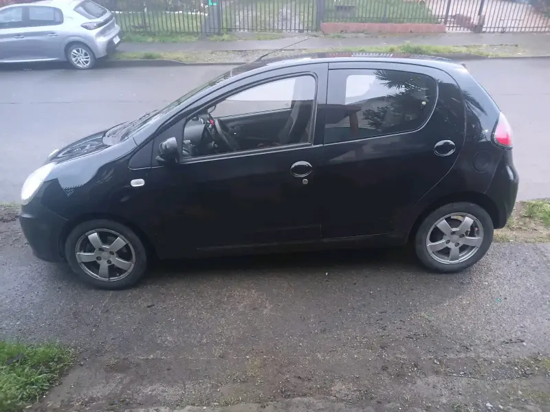 Auto compacto negro en buen estado - 3
