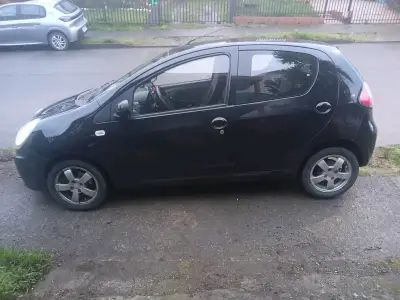 Auto compacto negro en buen estado - miniatura 3
