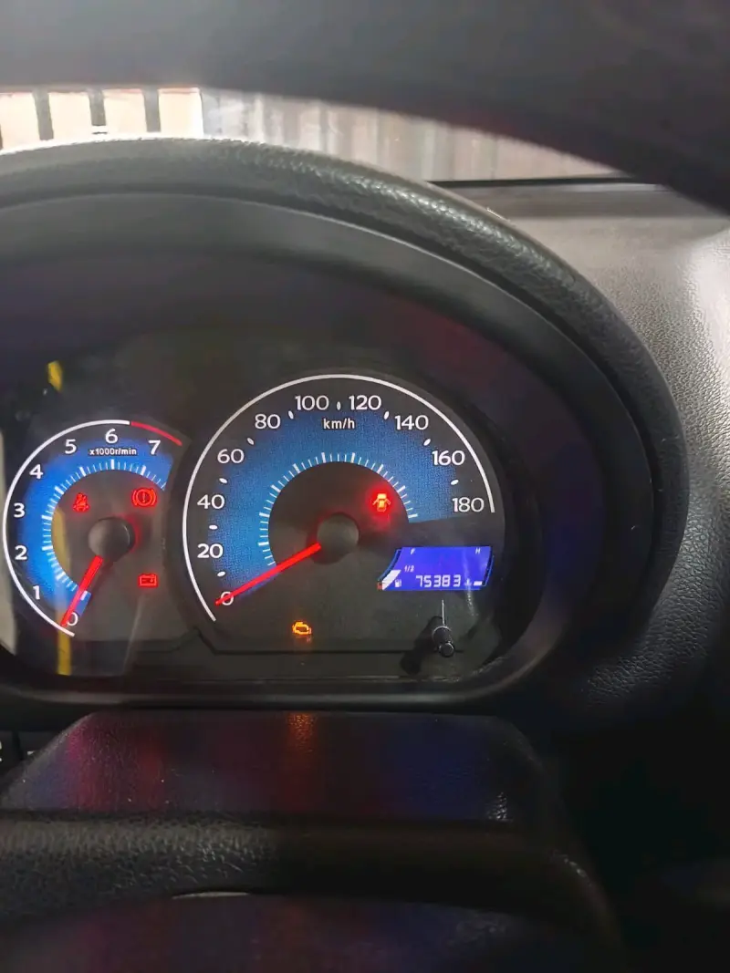 Auto compacto negro en buen estado - 4