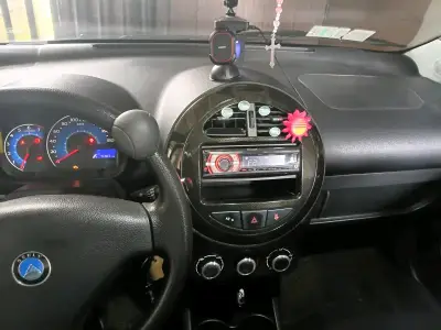 Auto compacto negro en buen estado - miniatura 5