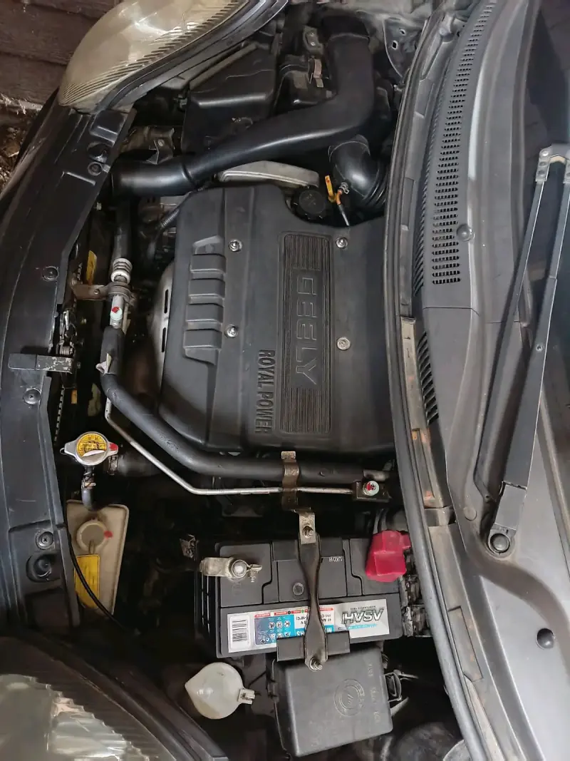 Auto compacto negro en buen estado - 6