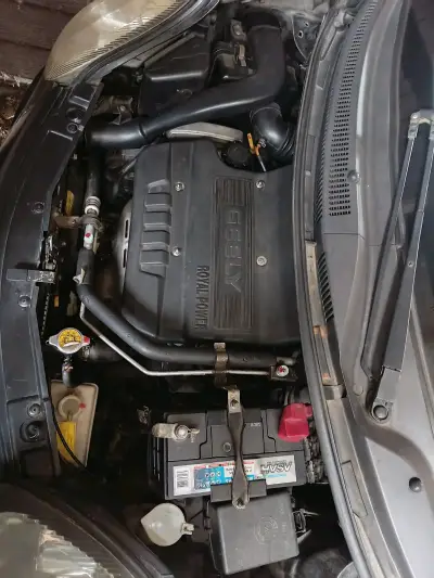 Auto compacto negro en buen estado - miniatura 6
