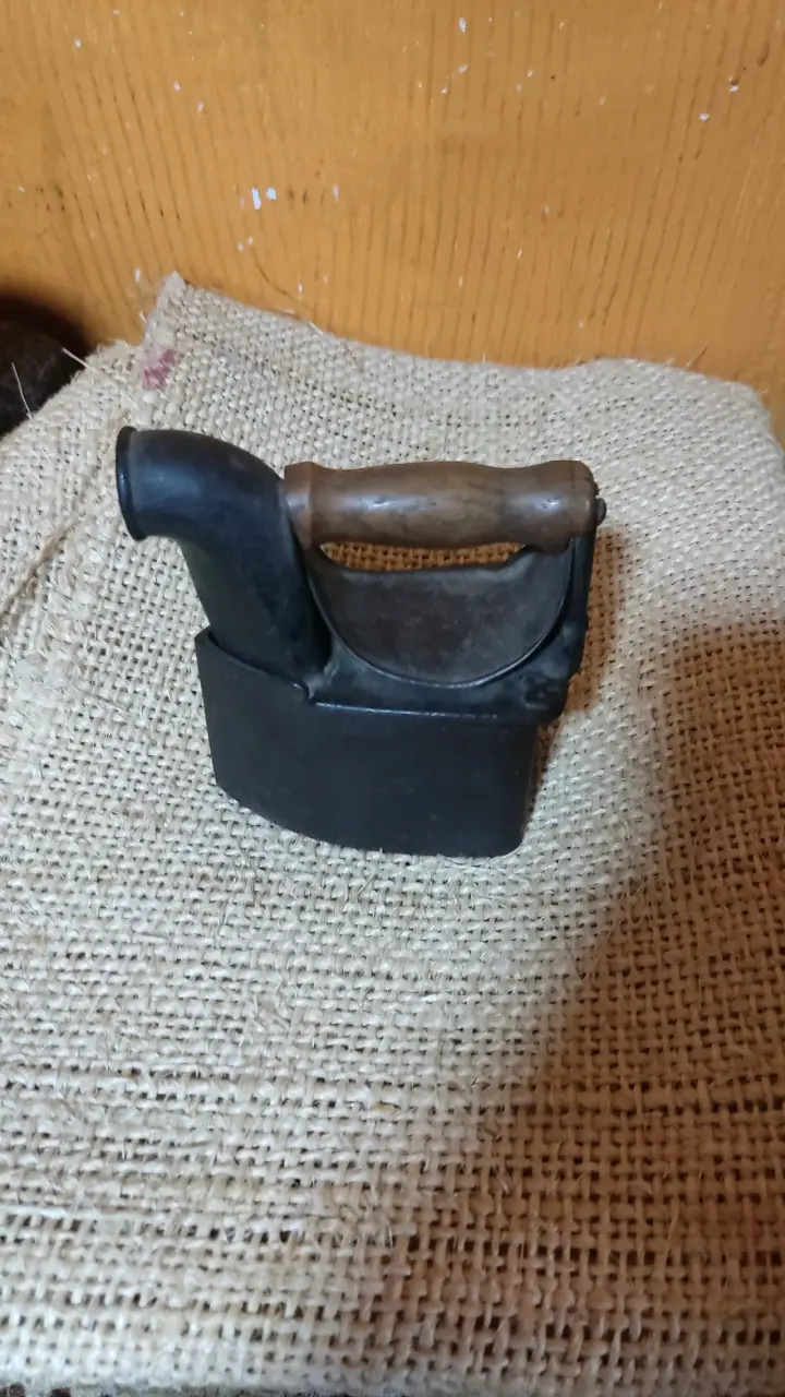 Plancha de hierro antigua con mango de madera - 3