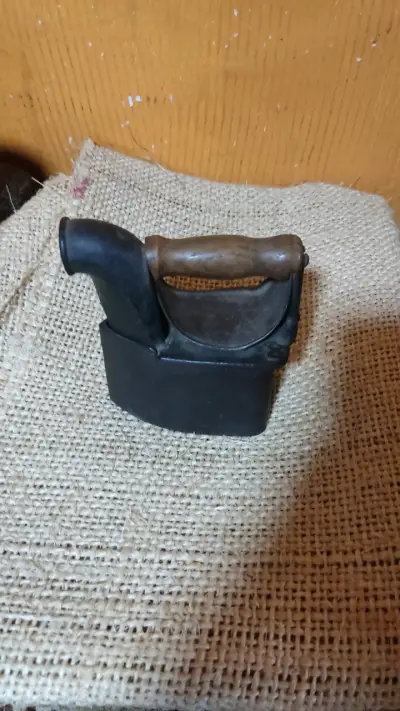 Plancha de hierro antigua con mango de madera - miniatura 3