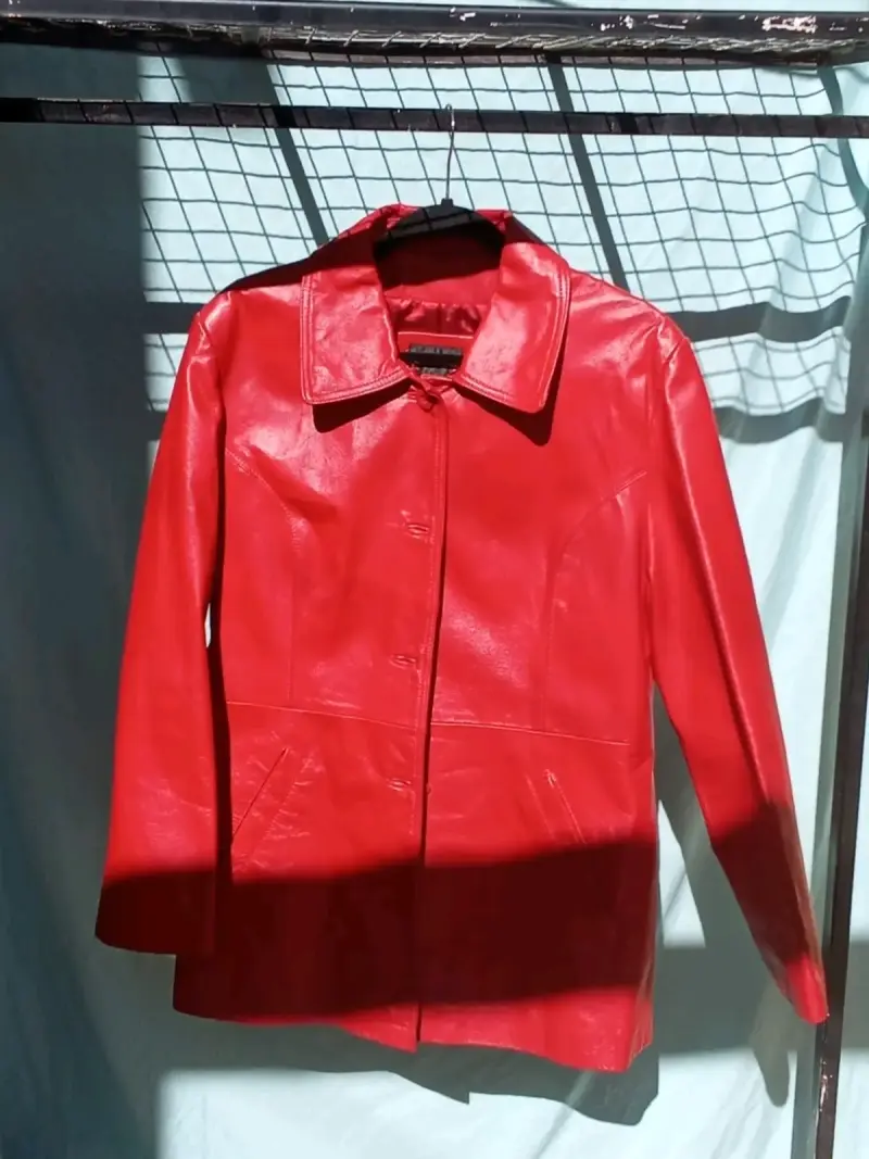 Chaqueta de cuero roja para mujer