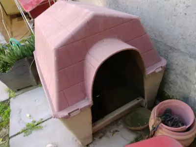 Casa para perro de plástico resistente - miniatura 1