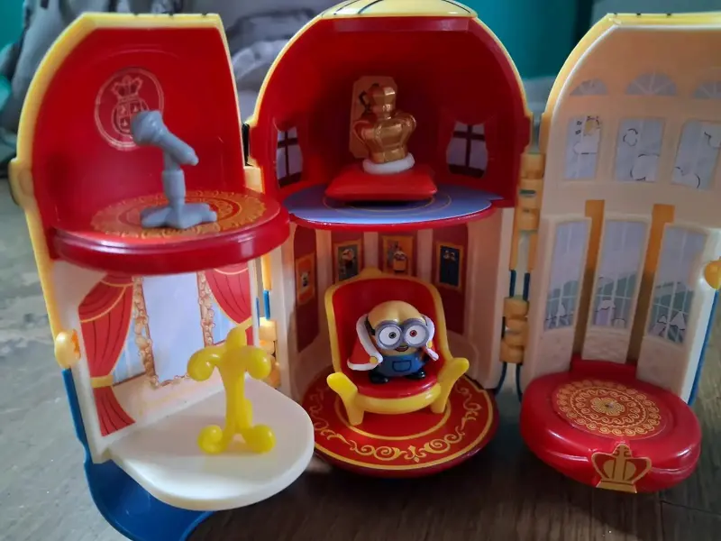 Juguete Minion Transformable con Escenario - 1