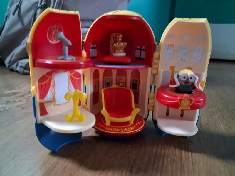 Juguete Minion Transformable con Escenario - 4
